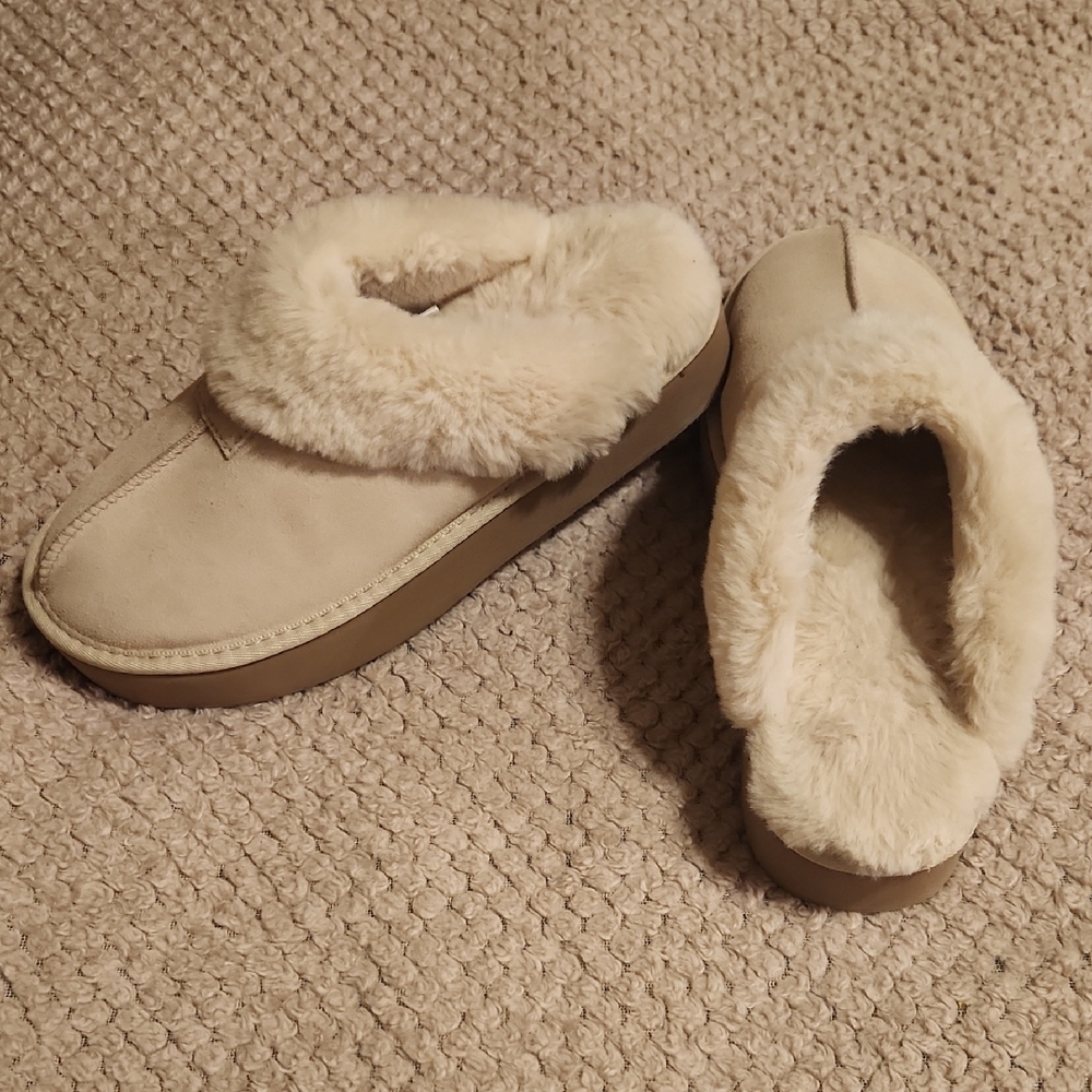 Joyspun Women's Clog Platfor Cream Fur-Lined Slippers